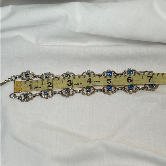 Vintage Silver Toned Choker Necklace Linked Flower Motifs with Blue Rhinestones - Picture 5 of 6
